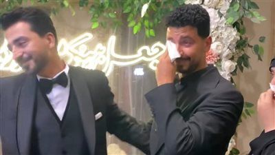 محمد أنور يبكي في كتب كتاب شقيقه: كنت فاكر أني هعيط في فرح بناتي بس - الخليج الان