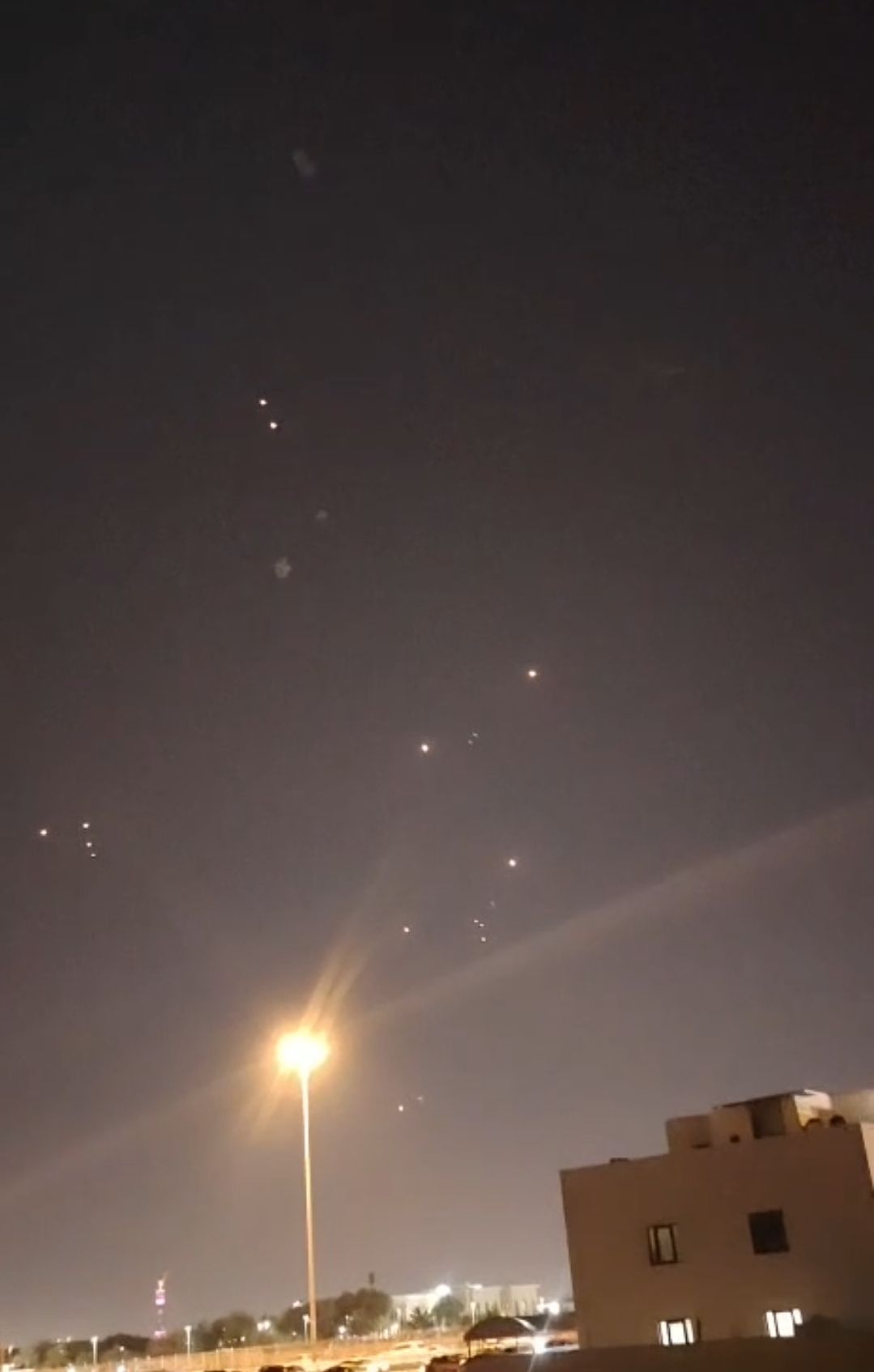 عاجل|إيران تقصف قاعدة العديد الأمريكية في قطر بوابلٍ من الصواريخ.. ورسالة تحذير لـ ترامب - الخليج الان