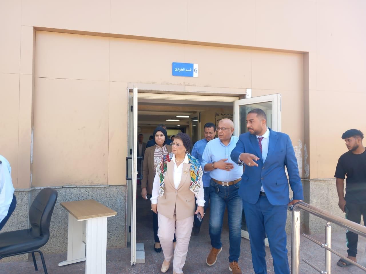 نائب وزير الصحة تتفقد عدد من المنشآت الصحية في محافظة قنا ضمن زيارة ميدانية مكثفة - الخليج الان