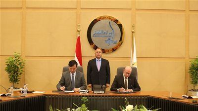 وزير الصناعة والنقل يشهد توقيع عقد بناء سفينتين جديدتين من سفن الصب الجاف العملاقة من طراز KAMSARMAX - الخليج الان