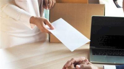 محددات الاستقالة وإنهاء علاقة العمل .. تعويض شهرين عن كل سنة خدمة في هذه الحالة - الخليج الان