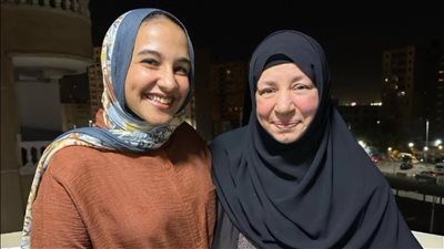 حقيقة أم ذكاء اصطناعي.. انتشار صورة جديدة لـ عبلة كامل مع فتاة من خارج الوسط - الخليج الان