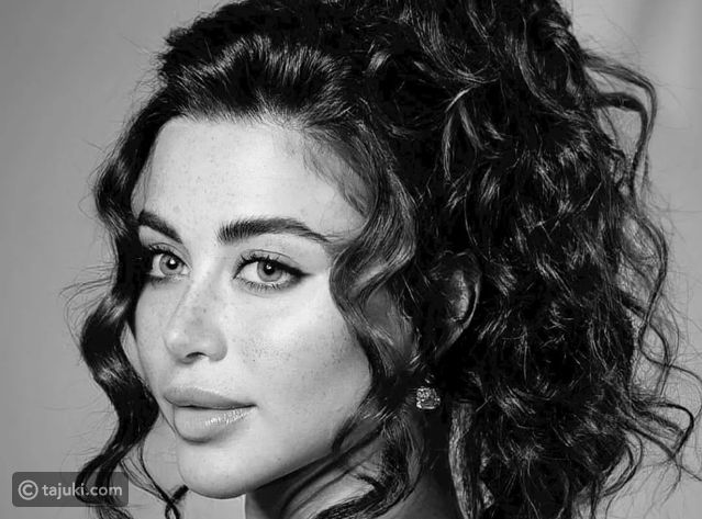 بالأبيض والأسود تتألق يارا السكري في تسريحة الكيرلي