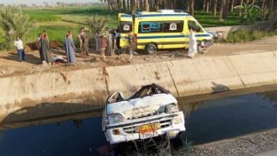 مصرع سائق بحادث انقـ ـلاب ميكروباص في ترعة بالجيزة - الخليج الان