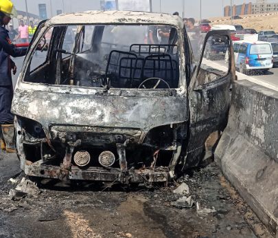 تفحم سيارة ميكروباص في حادث تصادم أعلى محور 26 يوليو.. وسيارات الإسعاف تنقل الضحايا - الخليج الان