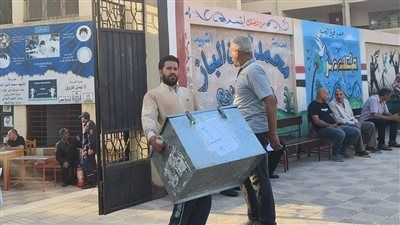وسط حراسة أمنية مشددة.. وصول صناديق أوراق امتحان مادتى الفيزياء والتاريخ إلى اللجان - الخليج الان