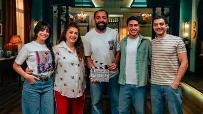 لوك مختلف.. ياسمينا العبد تشارك صورة جديدة من كواليس مسلسل ابن النصابة - الخليج الان