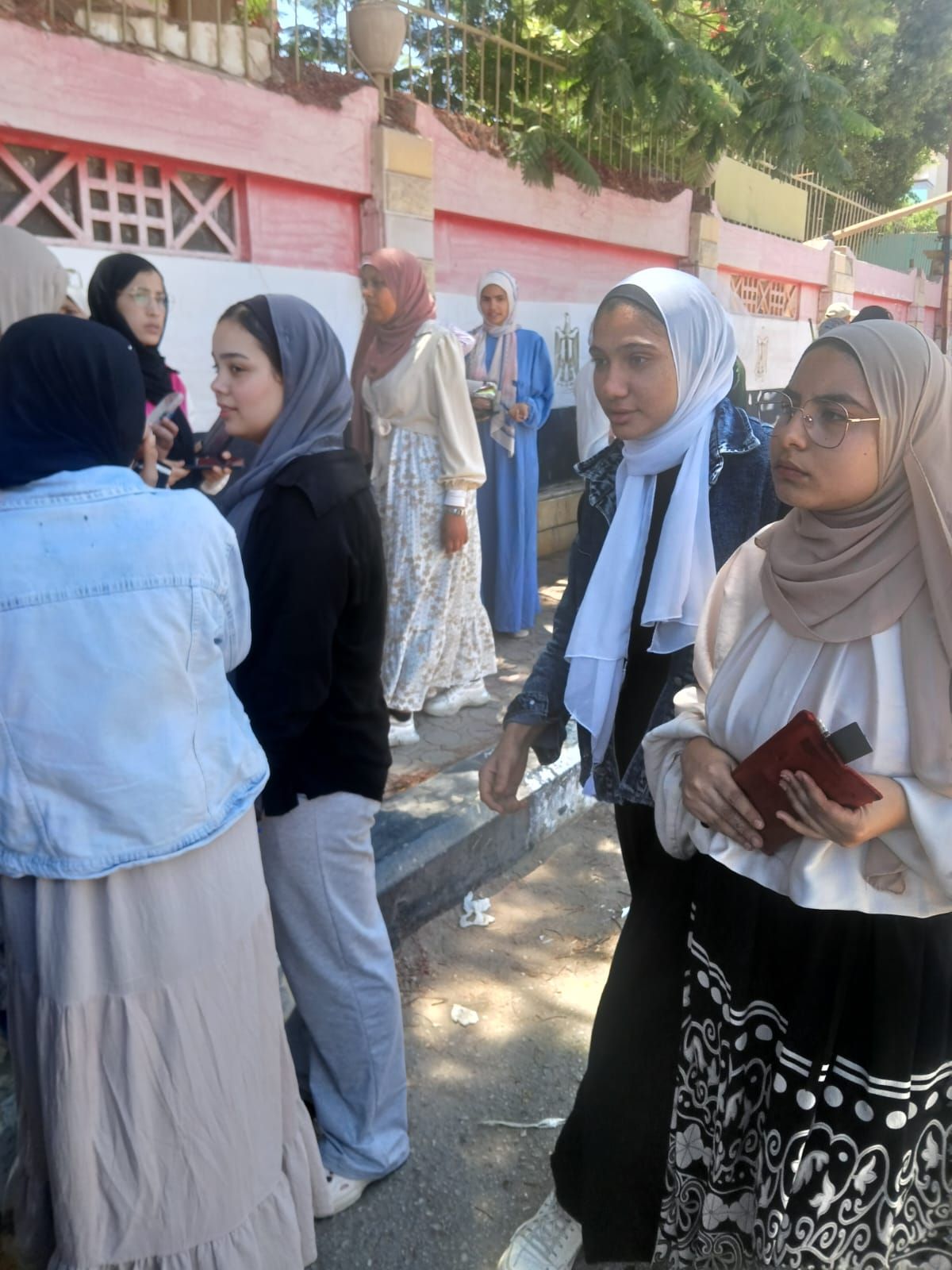 طلاب الثانوية العامة بالفيوم: امتحان الفيزياء مباشر وأسهل من العام الماضي.. والوقت هو التحدي الأكبر - الخليج الان