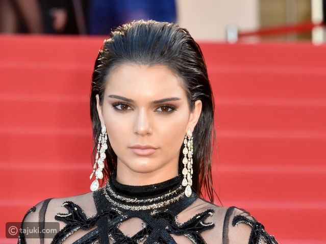 الشعر المبلل المسحوب الخلف يعود بقوة في صيحات جمال 2025