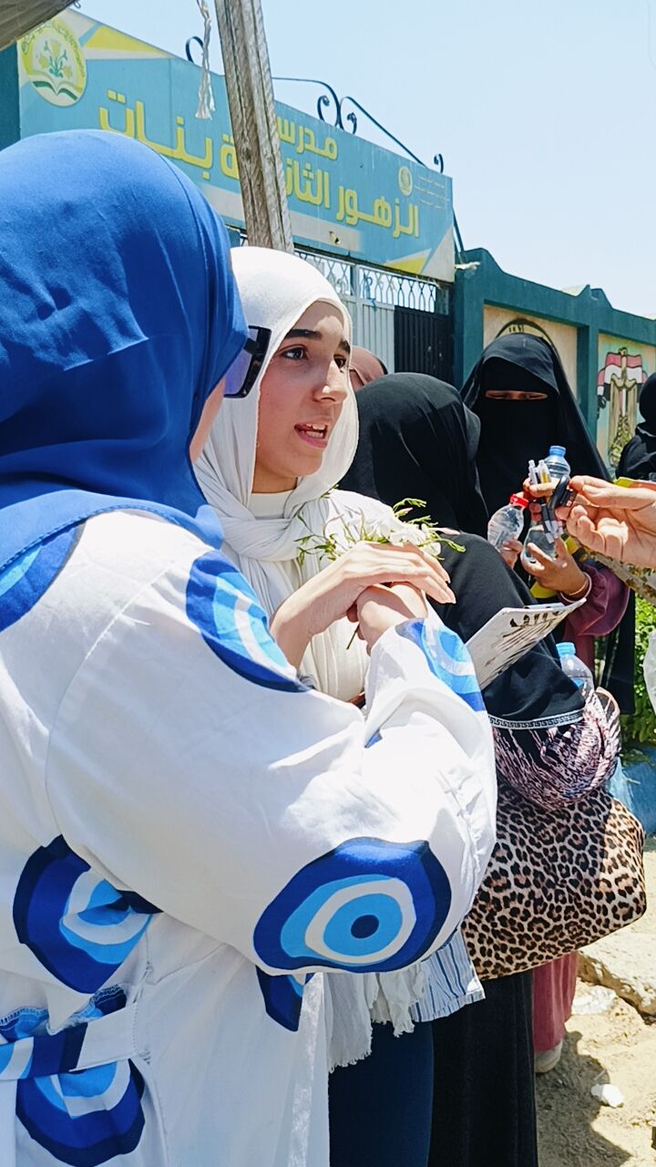 التاريخ يرضي الأدبي.. تابين آراء الطلاب حول امتحان الفيزياء.. واستياء من عدم توافر مراوح في لجان الثانوية بالإسماعيلية - الخليج الان