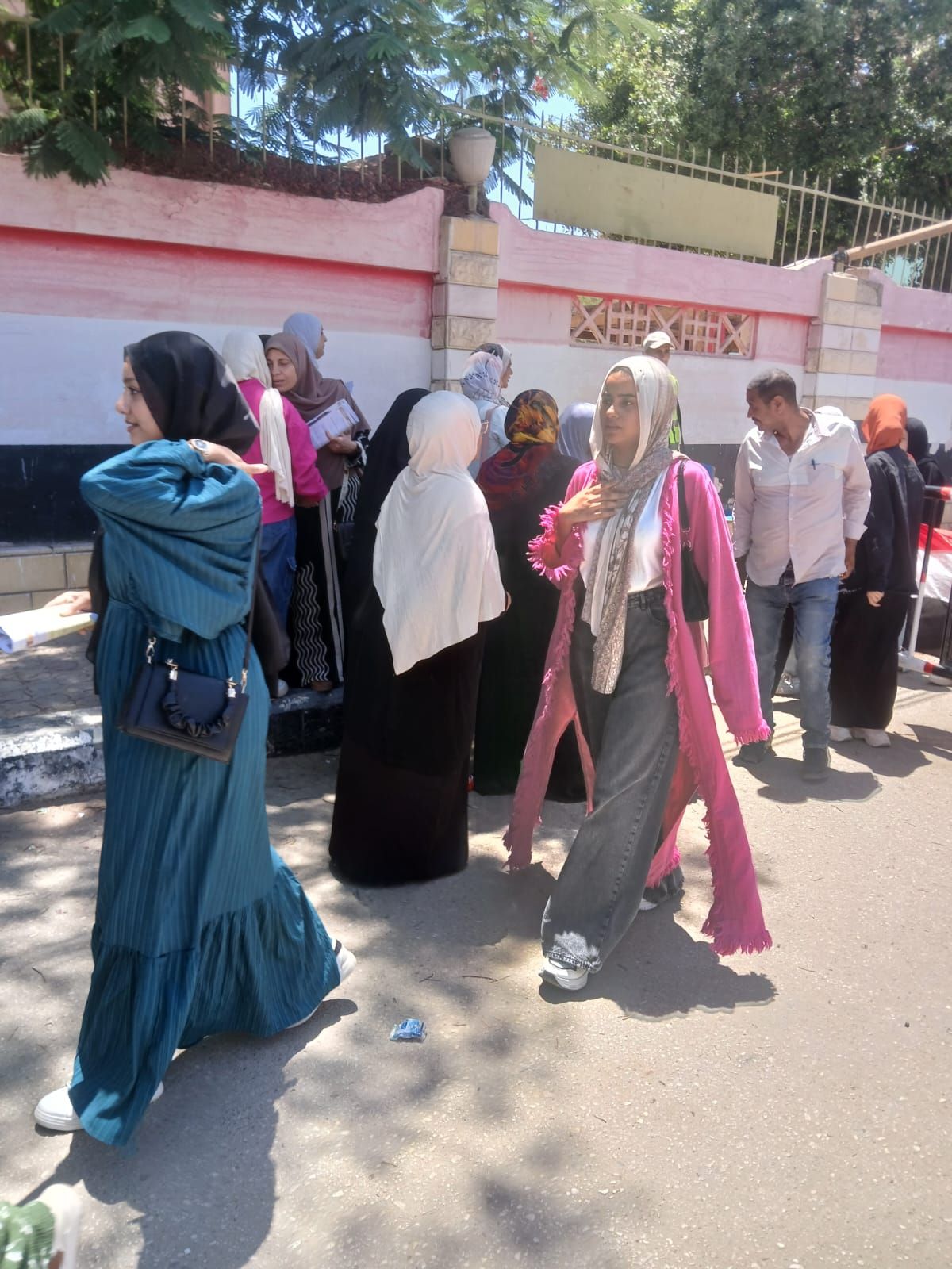 طلاب الثانوية العامة بالفيوم: امتحان الفيزياء مباشر وأسهل من العام الماضي.. والوقت هو التحدي الأكبر - الخليج الان