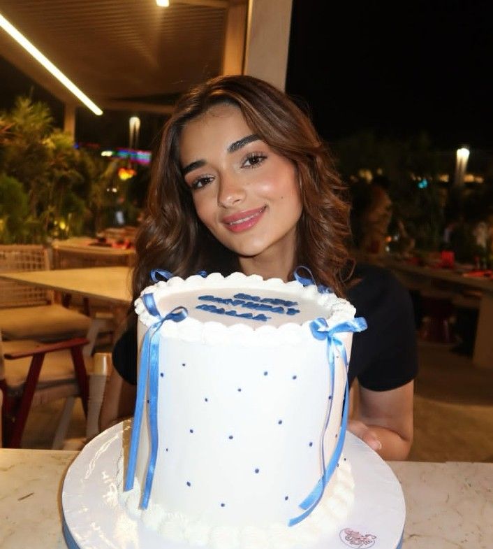 بالصور.. ملك زاهر تحتفل بـ عيد ميلادها: فقدت أجزاء مني لكن لقيت أجزاء جديدة - الخليج الان