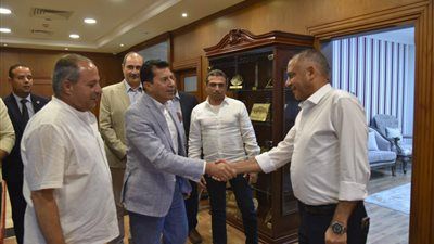 قبل بدء جولته التفقدية بمحافظة بورسعيد.. محافظ بورسعيد يستقبل وزير الشباب والرياضة بديوان المحافظة - الخليج الان