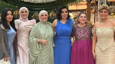 بالمزمار والطبل البلدي.. مفيدة شيحة تحتفل بزفاف ابنتها منة الشاطر |صور - الخليج الان