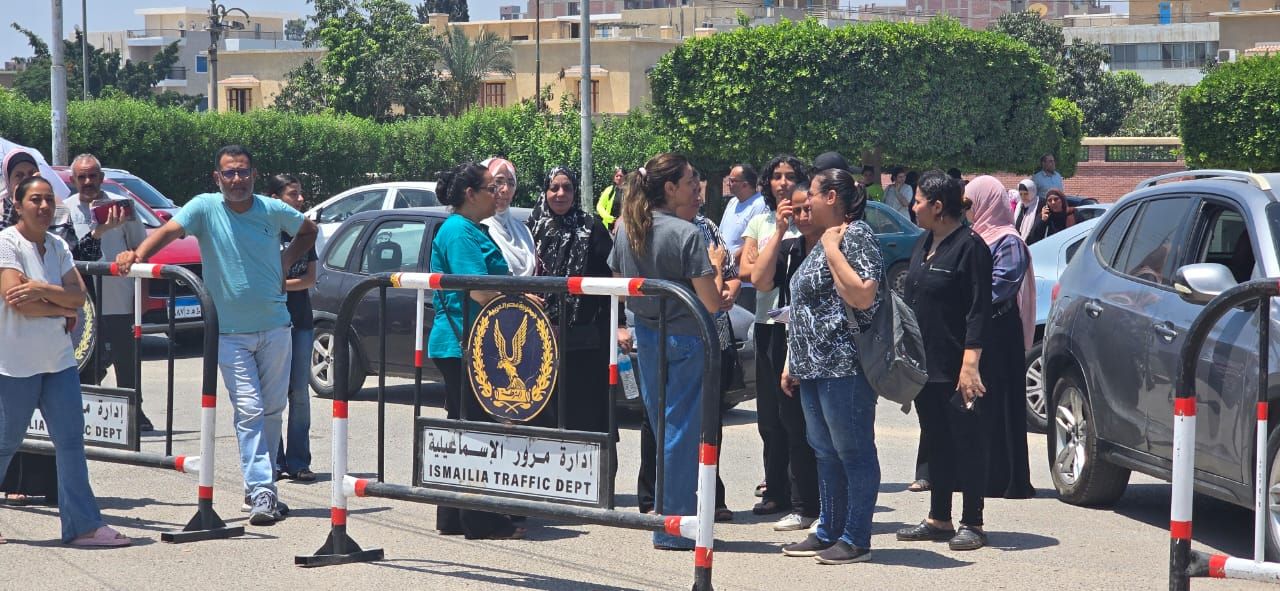 تأخر خروج طلاب الثانوية العامة من إحدى لجان الإسماعيلية بعد امتحان اللغة الإنجليزية.. وأولياء الأمور: "الباب مقفول على ولادنا" - الخليج الان