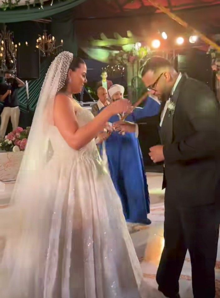 بالمزمار والطبل البلدي.. مفيدة شيحة تحتفل بزفاف ابنتها منة الشاطر |صور - الخليج الان