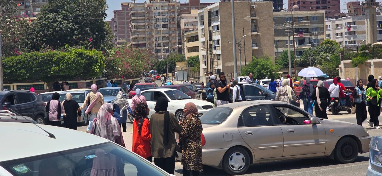 تأخر خروج طلاب الثانوية العامة من إحدى لجان الإسماعيلية بعد امتحان اللغة الإنجليزية.. وأولياء الأمور: "الباب مقفول على ولادنا" - الخليج الان