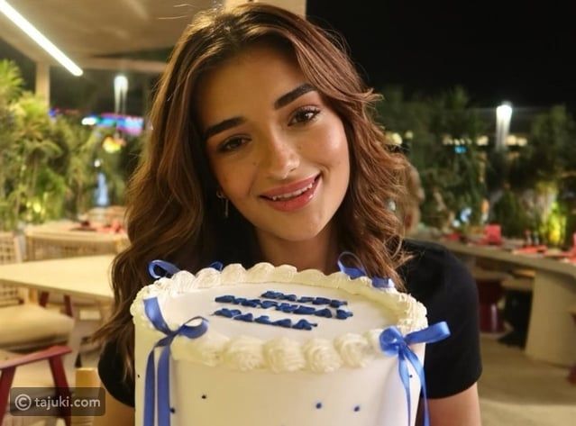 ملك زاهر بإطلالة شعر بني نحاسي ساحرة في عيد ميلادها