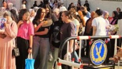 بدء توافد طلاب الثانوية العامة لأداء امتحان اللغة الإنجليزية اليوم الأحد - الخليج الان