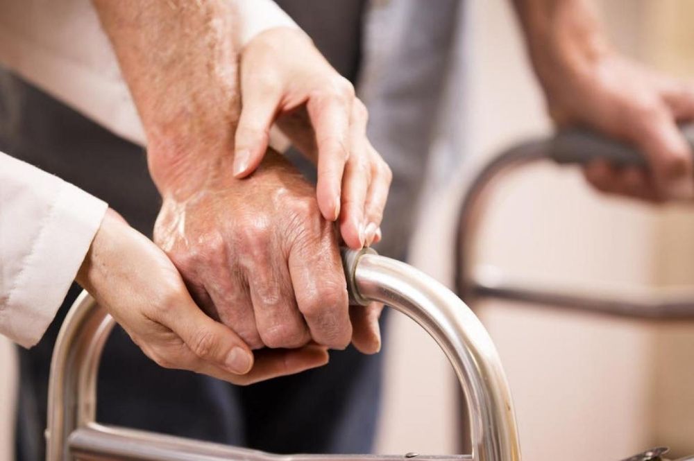 أطباء متخصصون يقدمون 6 توصيات لحماية كبار السن من موجة الحرارة - الخليج الان