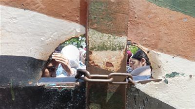 تأخر خروج طلاب الثانوية العامة من إحدى لجان الإسماعيلية بعد امتحان اللغة الإنجليزية.. وأولياء الأمور: "الباب مقفول على ولادنا" - الخليج الان