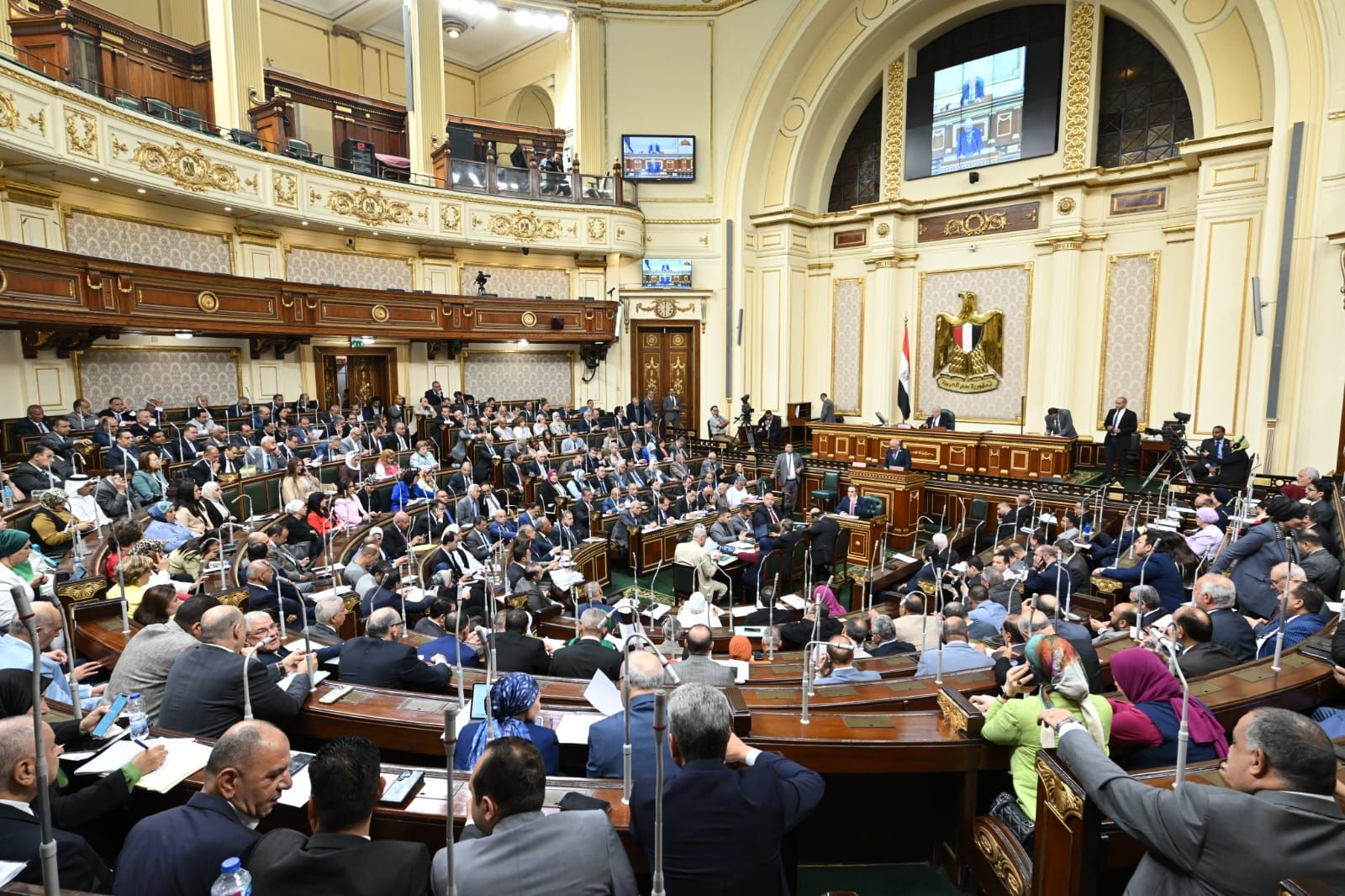 تباين واسع بمناقشات مشروع قانون الإيجار القديم أمام البرلمان ..الأغلبية توافق  وتحتفظ بحقها في التعديلات .. نواب يطالبون بإلغاء تحرير العلاقة والإكتفاء بزيادة الأجرة ..والمعارضة ترفض ..صور وفيديو - الخليج الان