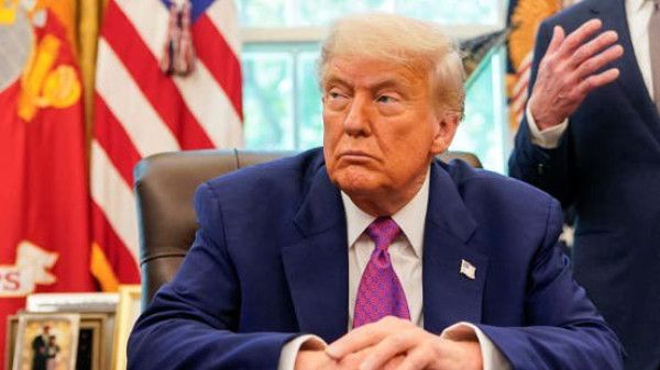 ترامب يوقع أمراً تنفيذياً برفع العقوبات عن سوريا - الخليج الان