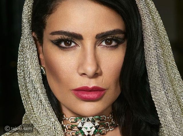 صبا مبارك: أناقة الكعكة العالية والمكياج الترابي