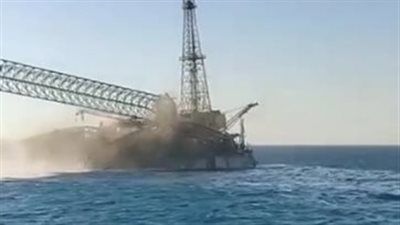 طائرتان وغطاسون في سباق مع الزمن لإنقاذ طاقم بارجة بترولية غرقت بخليج السويس.. تفاصيل جديدة - الخليج الان