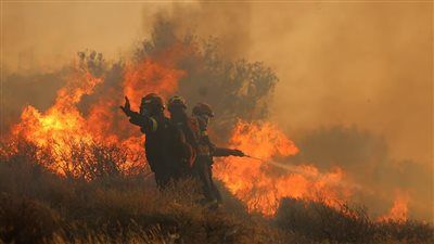 «جحيم على الأرض».. إجلاء آلاف السياح والسكان من جزيرة كريت اليونانية بسبب الحرائق وإعلان حالة طوارىء|صور - الخليج الان