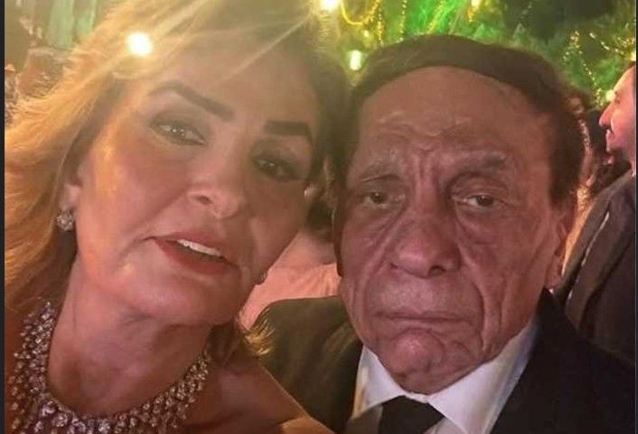 صورة عادل إمام تثير الجدل.. هل حضر الزعيم زفاف حفيده؟ - الخليج الان