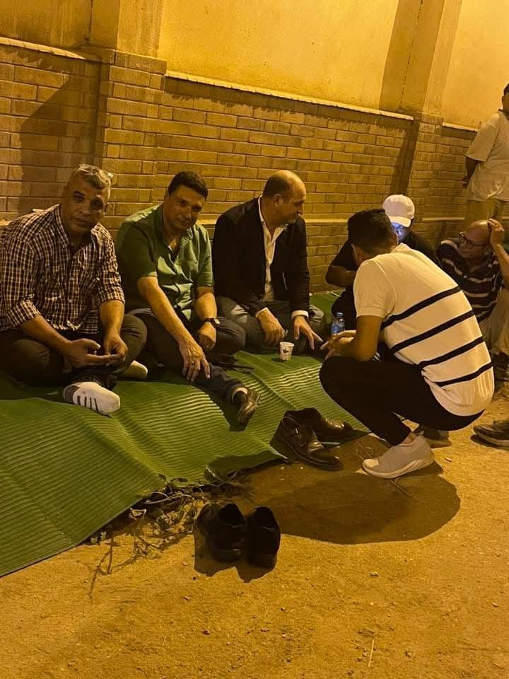 نائب التنسيقية أحمد رمزي وسط أهالي ضحايا الطريق الإقليمي حتى الساعات الأولى من صباح اليوم ويشارك في إنهاء كافة الإجراءات.. والأهالي يوجهون له الشكر - الخليج الان