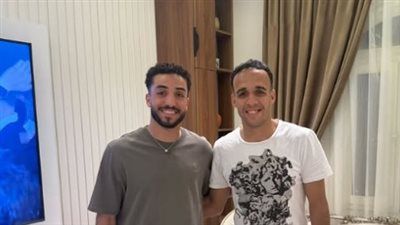 ناصر منسي مهاجم الزمالك يشارك صورة له برفقة محمد عبد المنعم لاعب نيس الفرنسي - الخليج الان
