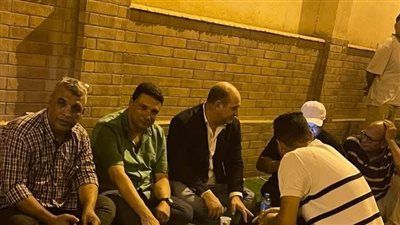 نائب التنسيقية أحمد رمزي وسط أهالي ضحايا الطريق الإقليمي حتى الساعات الأولى من صباح اليوم ويشارك في إنهاء كافة الإجراءات.. والأهالي يوجهون له الشكر - الخليج الان