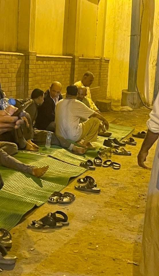 نائب التنسيقية أحمد رمزي وسط أهالي ضحايا الطريق الإقليمي حتى الساعات الأولى من صباح اليوم ويشارك في إنهاء كافة الإجراءات.. والأهالي يوجهون له الشكر - الخليج الان