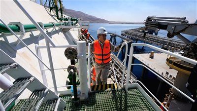 تلبية احتياجات السوق المحلي من الغاز أولوية.. وزير البترول يتفقد سفينتي استقبال الغاز الطبيعي بالعين السخنة - الخليج الان