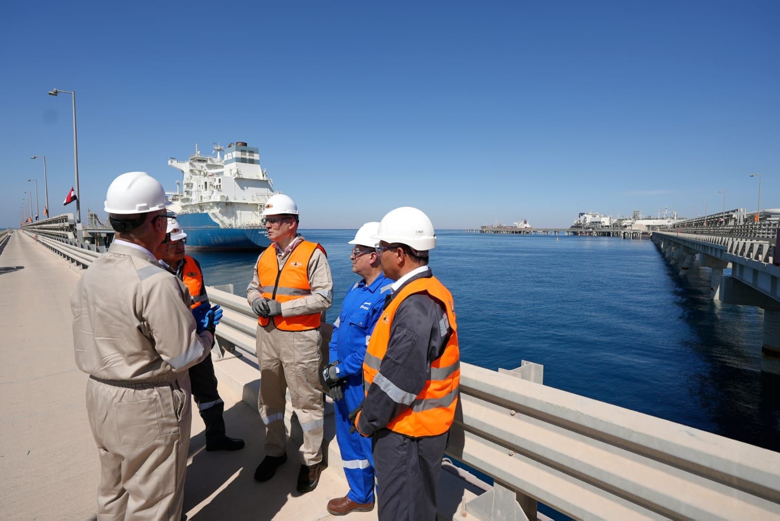 تلبية احتياجات السوق المحلي من الغاز أولوية.. وزير البترول يتفقد سفينتي استقبال الغاز الطبيعي بالعين السخنة - الخليج الان