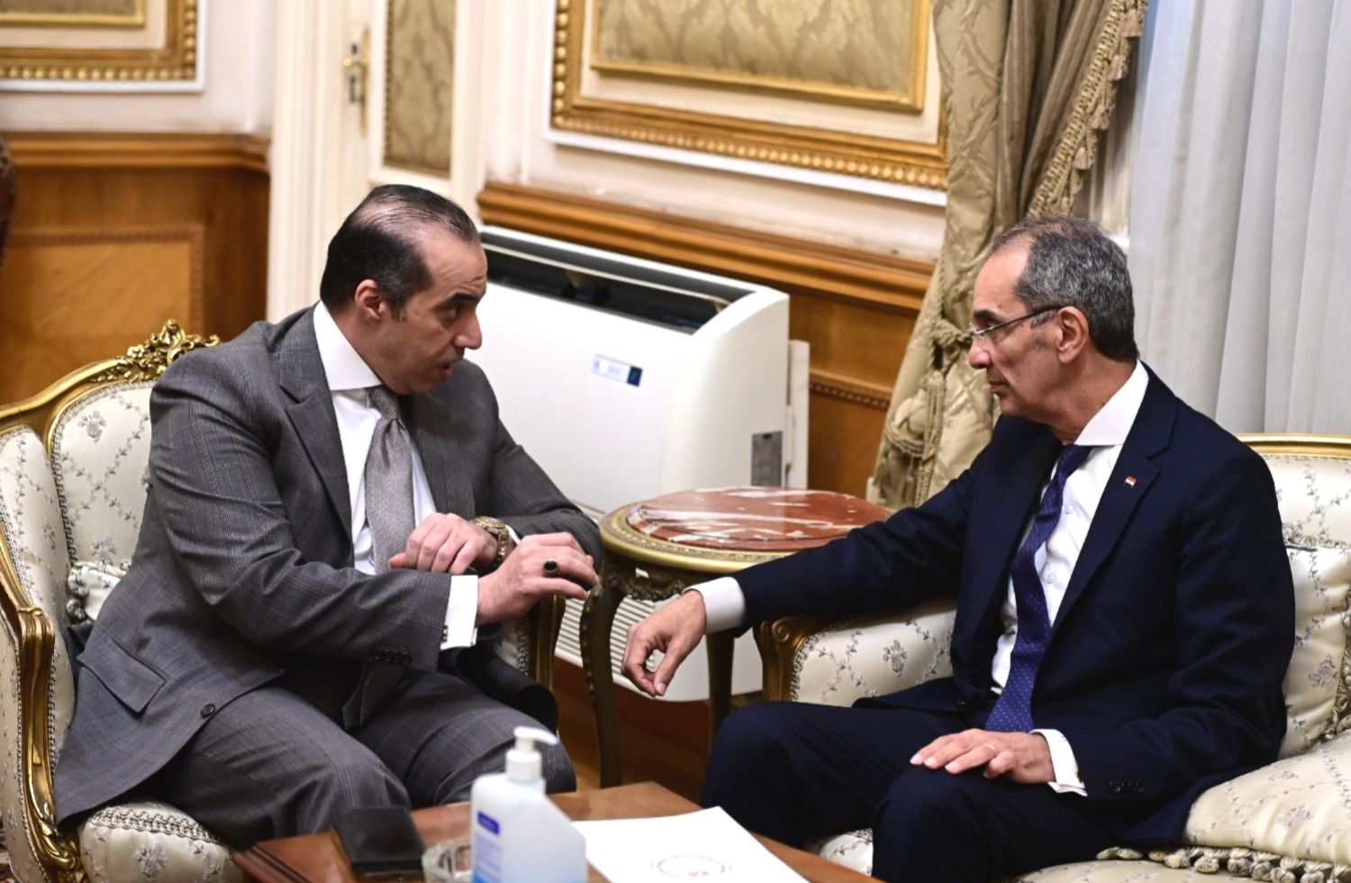 إتصالات النواب تجتمع بالوزير بعد حريق سنترال رمسيس..وتوجه بإعادة هيكلة إجراءات السلامة داخل السنترالات الحيوية - الخليج الان