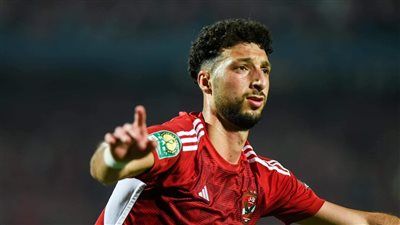 وسام أبو علي لاعب الأهلي يهنئ والده بعيد ميلاده.. صور - الخليج الان