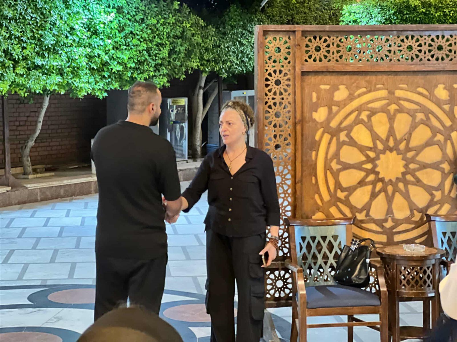 بالصور.. انهيار الفنانة هبة عبدالغني في عزاء والدتها - الخليج الان