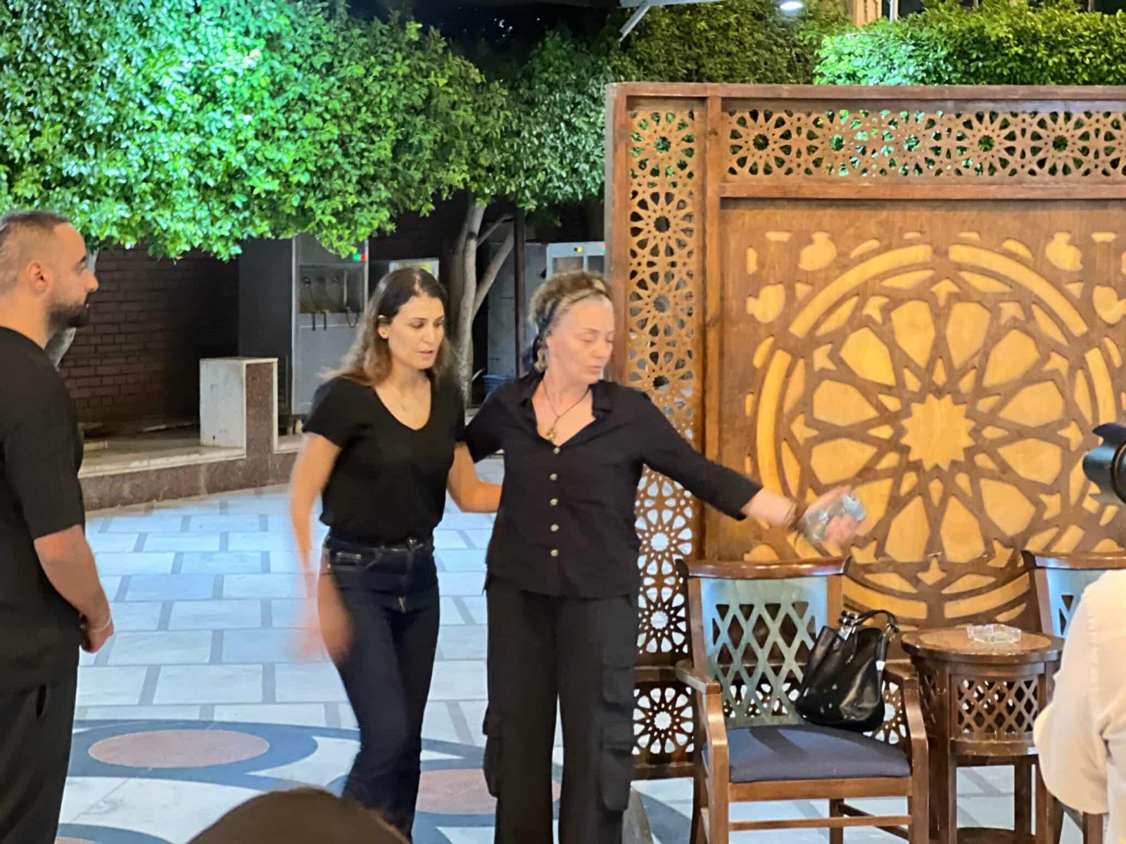 بالصور.. انهيار الفنانة هبة عبدالغني في عزاء والدتها - الخليج الان