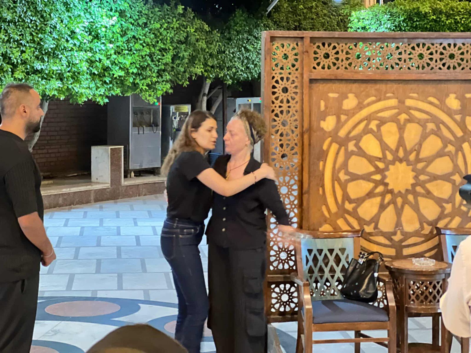 بالصور.. انهيار الفنانة هبة عبدالغني في عزاء والدتها - الخليج الان