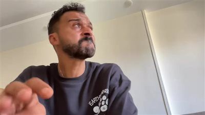 إبراهيم سعيد ينهار من البكاء بعد الخروج من السجن: “أنا في ابتلاء قوي ومتوقعتش ان ولادي يعملوا فيا كده” - الخليج الان