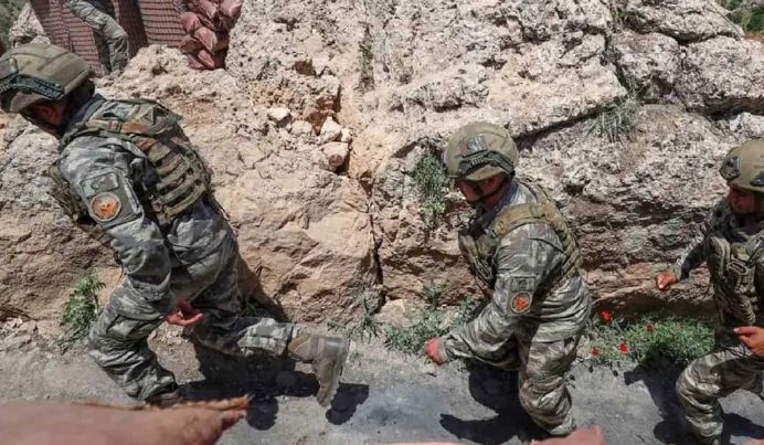 «حادث طبيعي أم مدبر».. التفاصيل الكاملة لمقتل 12 جندي تركي في كهف بالعراق - الخليج الان