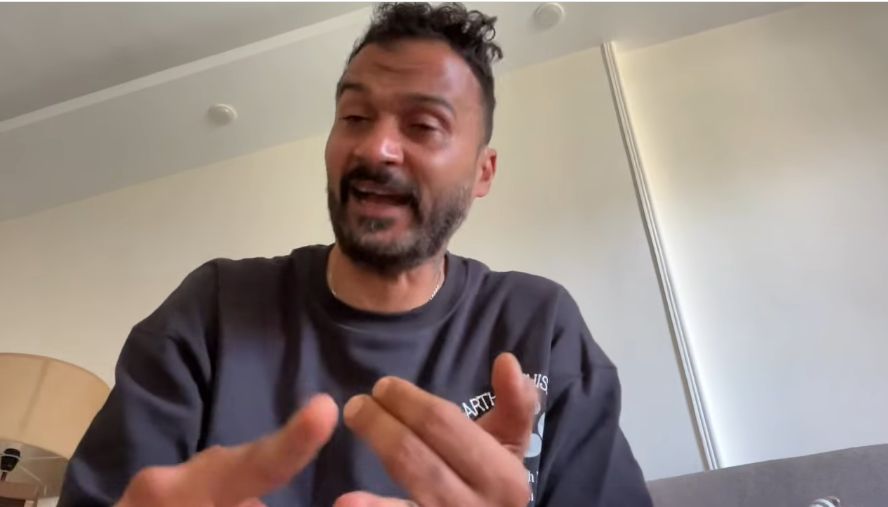 إبراهيم سعيد ينهار من البكاء بعد الخروج من السجن: “أنا في ابتلاء قوي ومتوقعتش ان ولادي يعملوا فيا كده” - الخليج الان