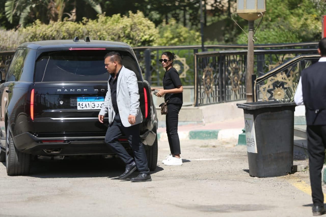 روبي أبرز الحاضرين.. توافد نجوم الفن على جنازة المخرج سامح عبد العزيز - الخليج الان