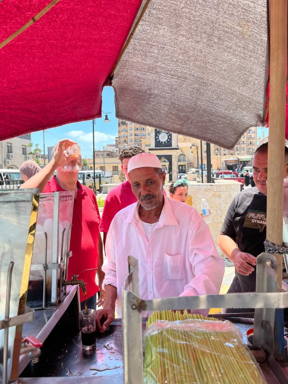 اللي فيها لله تكسب.. حكاية عم صلاح كل سبت والعصير المجاني لأهل كفر الشيخ - الخليج الان