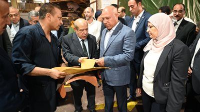 وزير الصناعة يفتتح مصنع لإنتاج الزجاج الهندسي.. ويضع حجر الأساس لمصنع جديد بمجموعة شركات العربي - الخليج الان