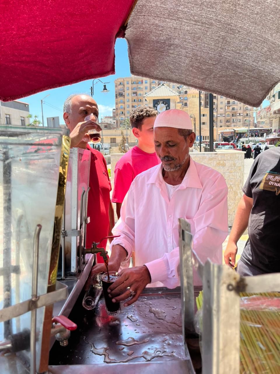 اللي فيها لله تكسب.. حكاية عم صلاح كل سبت والعصير المجاني لأهل كفر الشيخ - الخليج الان