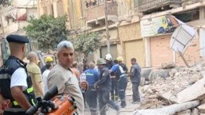 بعد مصرع وإصابة 9.. فريق من النيابة يعاين عقار العطارين المنهار - الخليج الان